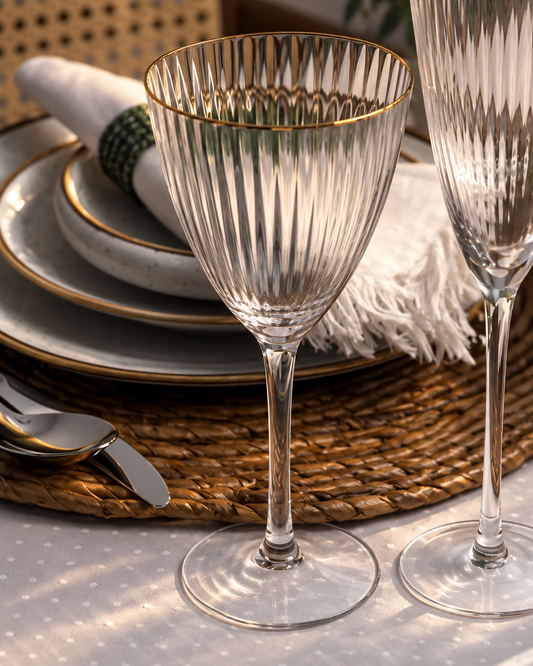Kit 2 Taças de Vinho Lines com Borda Dourada - Design Elegante
