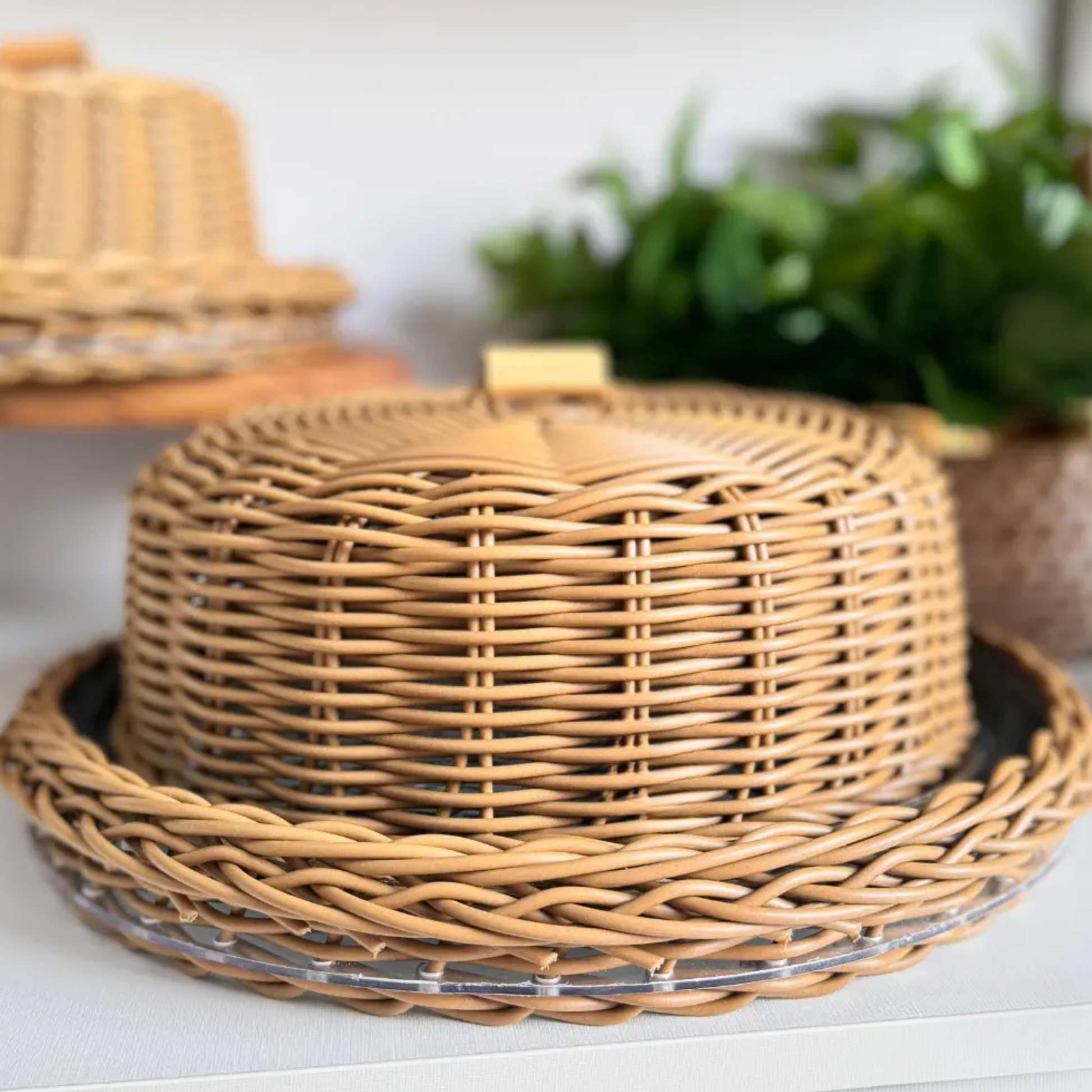 Quejeira Premium com Prato em Acrílico e Detalhes em Vime Natural – 22cm