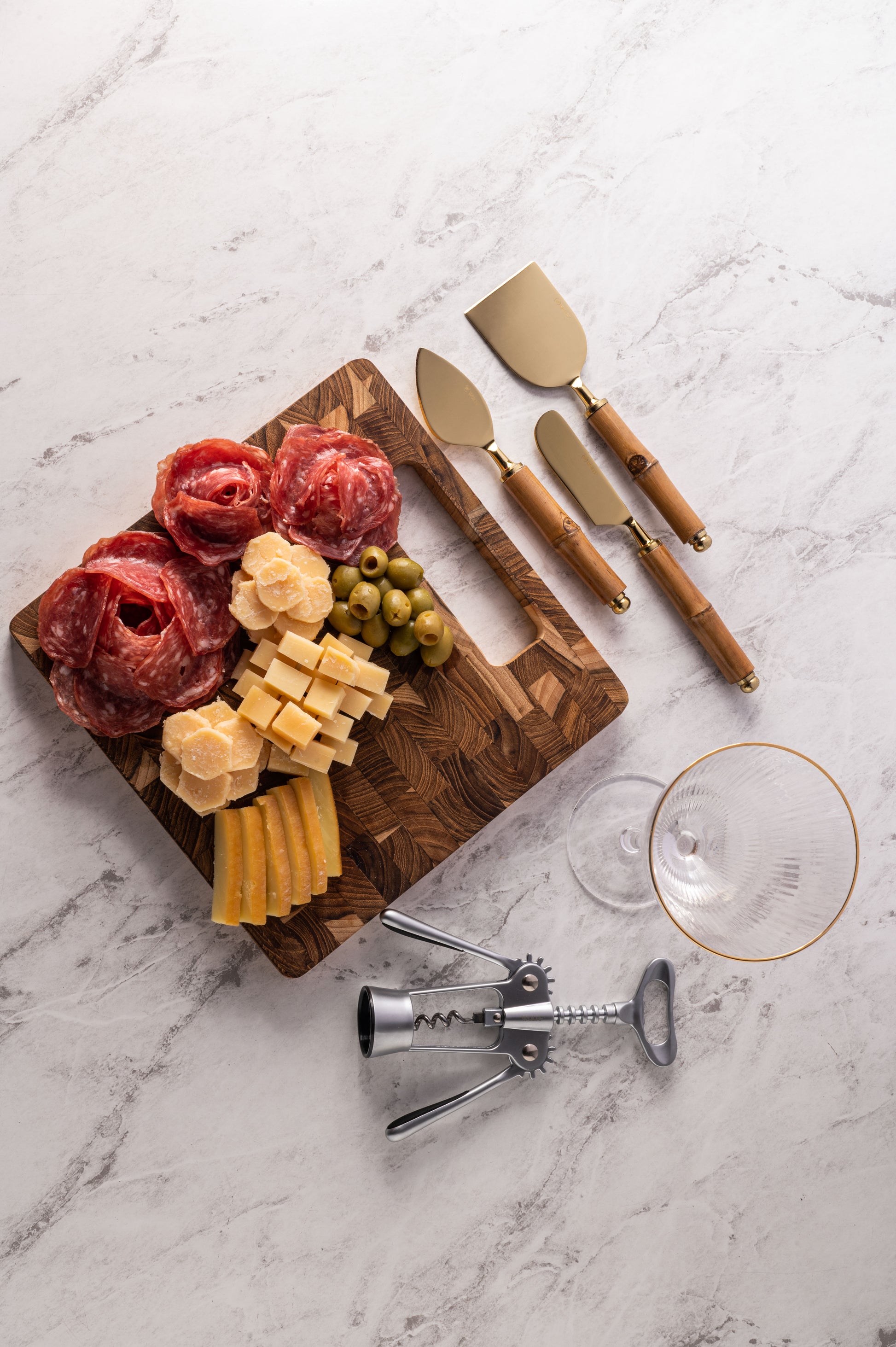 Set 2 Taças de Vinho Lines 400ml com Borda Dourada – Design Moderno